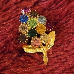 🌸 Vintage Goldtone Flower Brooch with Sparkling Colored Stones – Approx. 1.5"